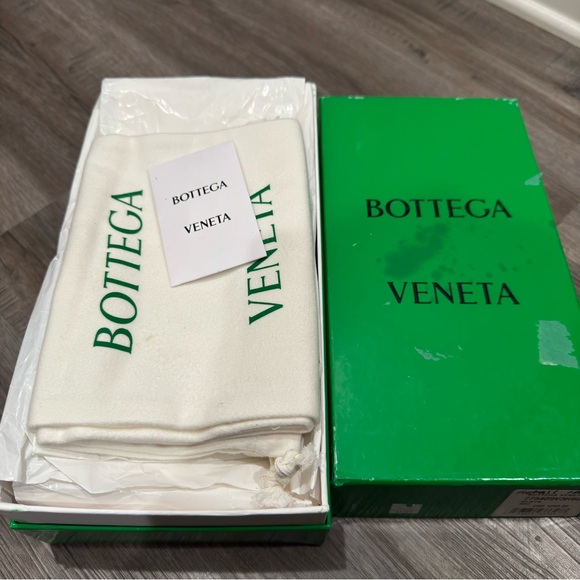 Bottega Veneta Leaf Black Leather Sandals - Picture 14 of 16